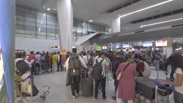 Дели Индия Апрель 2023 Огромная Толпа Перед Вьетнамской Авиакомпанией Зарегистрироваться — стоковое видео