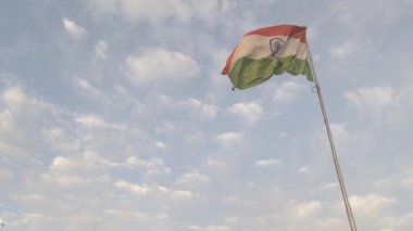 Hindistan üç renkli ulusal bayrak sabah melteminde dalgalanan bir hükümet binasının önünde uzun bir ankete asıldı. Farklı açı ve açılardan çekilmiş.. 