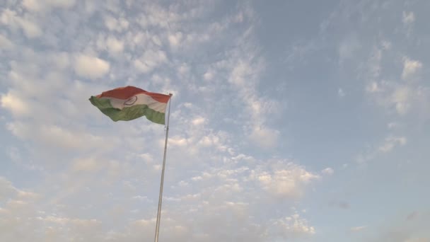 インドの3色の国旗は 朝の風に吹かれて政府の建物の前で背の高い投票で掲揚されました 異なる角度とパンニングから撮影 — ストック動画