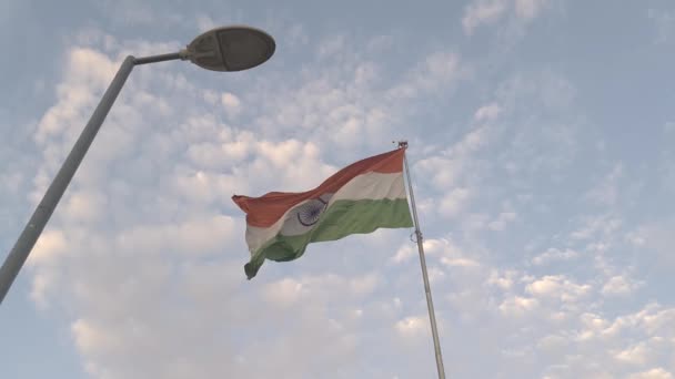 Bandiera Nazionale Indiana Tre Colori Issata Alto Sondaggio Fronte Edificio — Video Stock