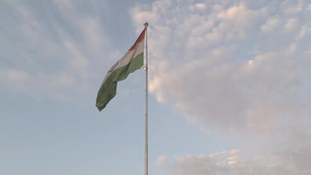 Індійський Триколірний Національний Прапор Підняли Високе Опитування Перед Урядовим Будинком — стокове відео