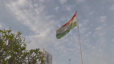 Delhi, Hindistan, Nisan 2023: Hindistan 'ın üç renkli ulusal bayrağı, sabah melteminde dalgalanan bir hükümet binasının önünde uzun bir oylamaya sunuldu