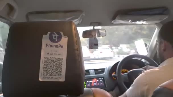 2023年4月 印度德里 Phonepe Qr代码扫描卡悬挂在一辆旅游出租车的座位后面 数字支付在印度很流行 这是非常方便和容易的 因为小额汇款可以免费转帐 — 图库视频影像
