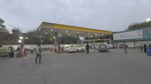 Delhi Índia Abril 2023 Veículos Fila Posto Gasolina Para Encher — Vídeo de Stock