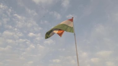 Hindistan üç renkli ulusal bayrak sabah rüzgarında dalgalanan uzun bir ankette dalgalanırken arka planda uçan bir uçak