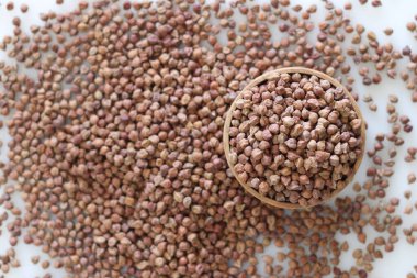 Kara Chana. Ahşap bir kasede bir yığın kala chana. Kala Chana ayrıca Bengal Gram, Black Nohut, Brown Nohut olarak da bilinir. Köri yapmak ya da filizlenmek ve salatada yemek için iyidir.