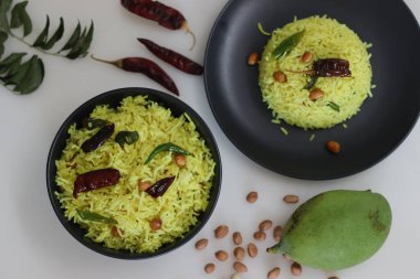 Çiğ mango pilavı. Güney Hint yemeği olarak da adlandırılan Mamidikaya pulihora, mavinakayi chitranna, mango pilavı, maangai puliyogare pişmiş pirinç, çiğ yeşil mango, baharat ve köri yapraklarıyla yapılır..