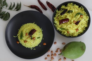 Çiğ mango pilavı. Güney Hint yemeği olarak da adlandırılan Mamidikaya pulihora, mavinakayi chitranna, mango pilavı, maangai puliyogare pişmiş pirinç, çiğ yeşil mango, baharat ve köri yapraklarıyla yapılır..
