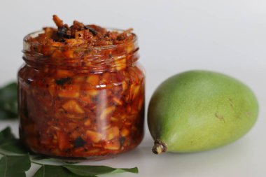 Kadumanga achar. Hardal yaprakları, köri yaprakları ve baharatlarla dilimlenmemiş çiğ totapuri mangolarından yapılmış Kerala usulü hazır mango turşusu. Geleneksel Kerala sadya 'nın bir parçası.