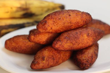 Unnakai. Malabar 'dan doldurulmuş muzlu börek, Kerala. Hindistancevizinden doldurulmuş buharlı ve ezilmiş muz, kavrulmuş kaju ve kuru üzümle doldurulmuş, Milli şekle sokulmuş ve kızartılmış.