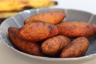 Unnakai. Malabar 'dan doldurulmuş muzlu börek, Kerala. Hindistancevizinden doldurulmuş buharlı ve ezilmiş muz, kavrulmuş kaju ve kuru üzümle doldurulmuş, Milli şekle sokulmuş ve kızartılmış.