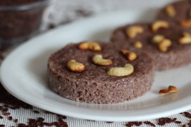 Poongar pirinç vattayappam. Pirinç keki mayalanmış hamur hamuru ve hindistancevizi ile yapılır ve yuvarlak bir tabakta buharla pişirilir. Kerala 'dan geleneksel çay saati aperatifi..