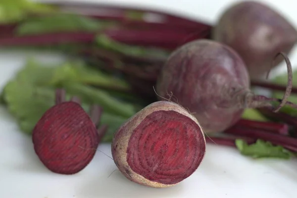 甜菜或茶与它的叶子 它是一种根茎蔬菜 有深紫色的皮和粉色或紫色的肉 有深红色的脉叶 长在甜菜上 — 图库照片