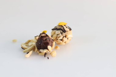 Kaju Çikolatalı Laddu. Ladu 'nun yeni versiyonu. Ortasında çikolatanın iyiliği ve tepesinde kaju fıstığı kırığı olan zenginlik kombinasyonu. Beyaz arkaplanda çekilen