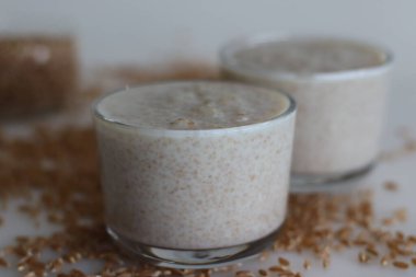 Khapli buğday lapası. Kırık buğdaydan yapılmış sağlıklı yulaf lapası. Süt içinde kaynatılmış. Hindistanın en eski buğday çeşitleriyle yapılan lapanın bir versiyonu. Beyaz arkaplanda çekilen