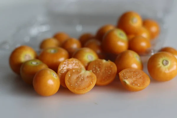 インドでラズバリ Rasbhari として知られるケープグースベリーは 小さなオレンジ色の果実です ゴールデンベリー インカベリー グランドベリーなど様々な名前があります 白地に撃たれた — ストック写真