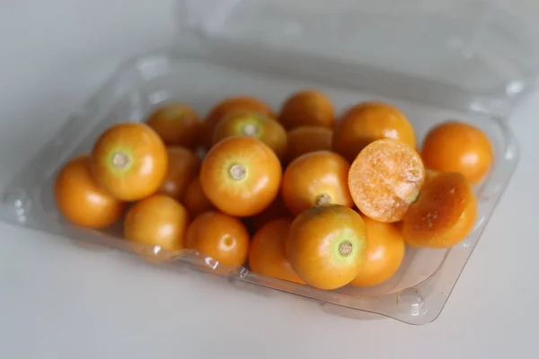 インドでラズバリ Rasbhari として知られるケープグースベリーは 小さなオレンジ色の果実です ゴールデンベリー インカベリー グランドベリーなど様々な名前があります 白地に撃たれた — ストック写真