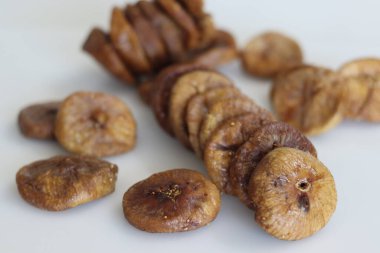 Kurutulmuş Anjeer ya da Ürdün 'den incir. Ürdün 'de büyük ve etli kuru incirler yetişiyor. Lezzetli ve deri gibi bir dokuları var. Bunlar yemek için yumuşak ve çiğnenebilir. Beyaz bir arkaplanda çekilmiş.