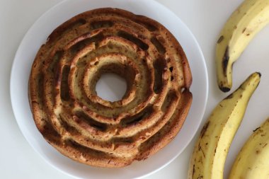 Gül çiçeği şeklinde buğday ekmekli kek. Sağlıklı çay zamanı keki, kepekli un ve olgun muz püresi. Çiçek şeklinde silikon bir küfle pişirilmiş. Olgun muz suyuyla vuruldu..