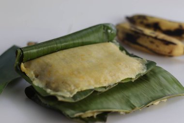 Elayada pirinci. Muz yaprağına buğulanmış pirinç gözlemesi pirinç unuyla karıştırılmış olgun muz püresi ve içinde tatlı hindistan cevizi. Olgun muz suyuyla vuruldu.