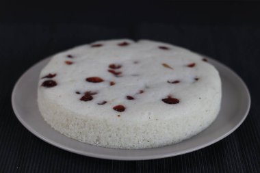 Vattayappam. Kurutulmuş yaban mersinli buğulanmış pirinç keki. Kerala 'dan geleneksel çay saati aperatifi mayalanmış pirinç ve hindistan cevizi hamuru ile hazırlanır ve genellikle yuvarlak bir tabakta pişirilir..