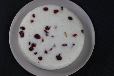 Vattayappam. Kurutulmuş yaban mersinli buğulanmış pirinç keki. Kerala 'dan geleneksel çay saati aperatifi mayalanmış pirinç ve hindistan cevizi hamuru ile hazırlanır ve genellikle yuvarlak bir tabakta pişirilir..