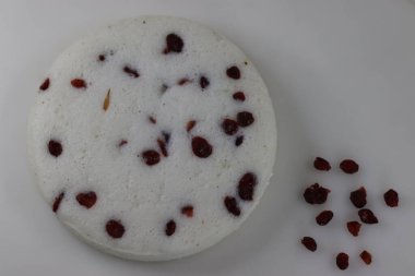 Vattayappam. Kurutulmuş yaban mersinli buğulanmış pirinç keki. Kerala 'dan geleneksel çay saati aperatifi mayalanmış pirinç ve hindistan cevizi hamuru ile hazırlanır ve genellikle yuvarlak bir tabakta pişirilir..