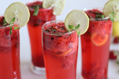 Çilekli mojito mocktail. Karışık taze çilek, nane, limon suyu, soda, şeker ve ezilmiş buzla dolu sıcak bir yaz günü için mükemmel meyveli ve köpüklü bir içecek. Uzun bir mojito bardağıyla vurulmuş.