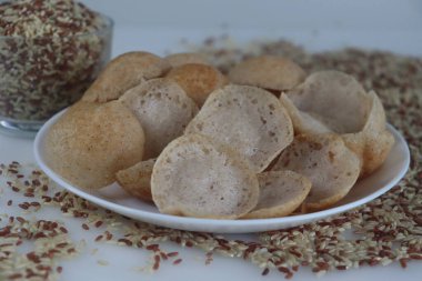 Küçük zıplayıcılar ya da rajamudi pilavlı mini aparatlar. Mayalanmış rajamudi pilavlı Appam versiyonu. Minyatür boyutta dantelli krepler unniappam chatti ya da appe pan şeklinde mini kalıpta hazırlanır.