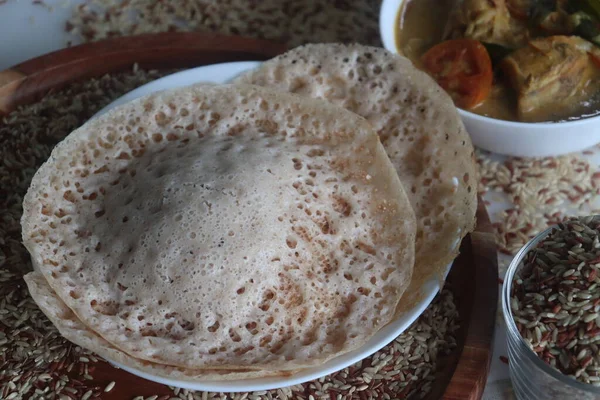 拉贾木迪米粉配以油菜籽咖喱鸡 用发酵的羊肠糖米粉和椰奶制成的炒米片或煎饼 喀拉拉拉邦最受欢迎的一种叫 Appam Hoppers 的菜肴 — 图库照片