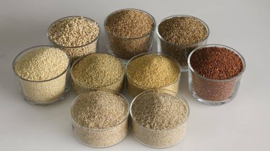 Tek görüntü dokuz milleti gösteriyor. Küpler ağzına kadar dolu vazolar, çiçek deseninde düzenlenmiş. Bunlar Jowar, Bajra, Ragi, Jhangora, Barri, Kangni, Kodra, Kutki ve Hari Kangni..