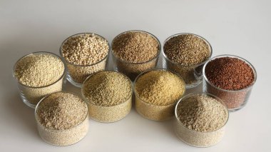 Tek görüntü dokuz milleti gösteriyor. Milletler ağzına kadar dolu kaselerde iki sıra halinde tutuluyor. Bunlar Jowar, Bajra, Ragi, Jhangora, Barri, Kangni, Kodra, Kutki ve Hari Kangni. Yukarıdan görüntüle