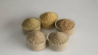 Siridhanya Millet veya Beş Pozitif Millet, birçok sağlık yararına sahip beş tahıldan oluşan bir gruptur. Foxtail, Little, Kodo, Barnyard ve Browntop Millet dahil. Kenarlarına cam kaseler yerleştirilmiş.