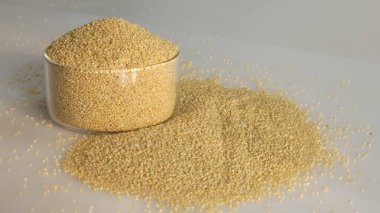 Sivri kuyruklu darı tanelerini ağzına kadar dolu bir cam kaseye koyup organik dokularını ve doğal altın tonlarını ön plana çıkarıyorlar. Indi 'de en çok yetişen ikinci darıdır.