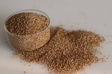 Sağlıklı bir tahıl olan kodo darı, ağzına kadar dolu bir cam kasede, sağlıklı ve besleyici cazibelerini vurguluyor. Yiyecek ve sağlıkla ilgili kavramlar için mükemmel..