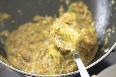 Karamelli soğan ve yoğurt sosunda hazırlanmış süzme peynirle yapılan kişniş yapraklarıyla süslenmiş lezzetli Paneer masala körisi. Hint ekmeğiyle yenecek tatlarla dolu bir meze..