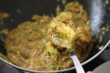 Karamelli soğan ve yoğurt sosunda hazırlanmış süzme peynirle yapılan kişniş yapraklarıyla süslenmiş lezzetli Paneer masala körisi. Hint ekmeğiyle yenecek tatlarla dolu bir meze..