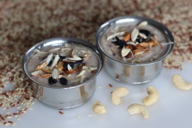 Rajamudi Rice Kheer, geleneksel Hint tatlısıdır. Ağır bir tavada pirinç ve süt kaynatılarak hazırlanır. Çiğ şekerle tatlandırılmış, kakule aromalı ve kaju ve bademle süslenmiş.