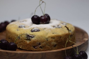 Kirazlı yoğurtlu kek. Taze kirazlı lezzetli yoğurtlu pasta, her durum için mükemmel bir nemli ve meyveli tatlı. Canlı renkleri yakalamak için beyaz arkaplanda yakın plan çekimleri