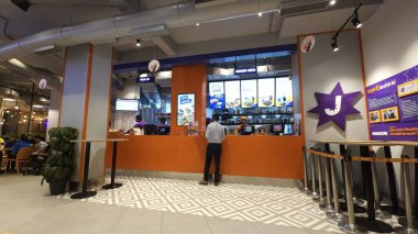 Powai, Mumbai, Hindistan, 09 Aralık 2023: Mumbai 'deki Joshh restoranının siparişi ve nakit sayımı. Enfes Hint yemekleriyle yeni açılan hızlı servis restoranı. Bakır baca grubu.