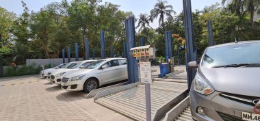 Mumbai, Hindistan, 22 Mart 2022: Mumbai IBIS Oteli 'nde modern iki katlı otopark, şehir mimarisi, verimli uzay kullanımı