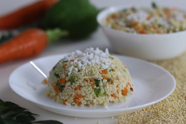 Güney Hindistan 'da besleyici bir yemek olan Proso Millet Uppuma' nın sağlıklı iyiliğinin tadını çıkarın. Mükemmel baharatlı, dokulu ve görsel olarak çekici. Sağlıklı gıda meraklıları için ideal.