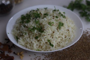 Jeera Bhaat veya Jeera Rice. Kimyon tohumları ve diğer baharatlarla tatlandırılmış basmati pilavlı lezzetli ve aromatik Hint pilavı. Harika bir garnitür. Köri çiftleri ve sağlıklı yemekler için ideal.