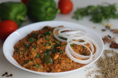 Paneer Masala Curry. Yumuşak paneer küpleriyle veya Hint süzme peyniri ve aromatik baharatlarla soğan kaju tabanlı zengin otantik Hint körisi. Yemek severler için mükemmel, vejetaryen lezzetleri.