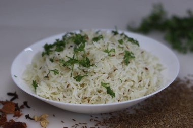 Jeera Bhaat veya Jeera Rice. Kimyon tohumları ve diğer baharatlarla tatlandırılmış basmati pilavlı lezzetli ve aromatik Hint pilavı. Harika bir garnitür. Köri çiftleri ve sağlıklı yemekler için ideal.
