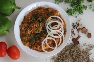 Paneer Masala Curry. Yumuşak paneer küpleriyle veya Hint süzme peyniri ve aromatik baharatlarla soğan kaju tabanlı zengin otantik Hint körisi. Yemek severler için mükemmel, vejetaryen lezzetleri.