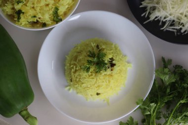 Baharatlı papaya pilavı. Hızlı bir kızarmış pirinç tarifi, yeşil papaya, zerdeçal ve bir tencere dolusu baharat ve fındık. Sağlığa yönelik bilinçli yemekler ve vejetaryen yemek tarifleri için ideal