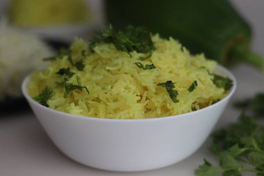 Baharatlı papaya pilavı. Hızlı bir kızarmış pirinç tarifi, yeşil papaya, zerdeçal ve bir tencere dolusu baharat ve fındık. Sağlığa yönelik bilinçli yemekler ve vejetaryen yemek tarifleri için ideal