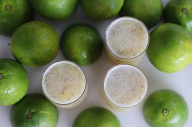 Besleyici chia tohumlarıyla taze limon, sağlıklı bir yaşam tarzı için mükemmel. Bir miktar Omega 3 'le birlikte turunçgil lezzeti. Gününü doğal olarak aydınlat. Olgun, tatlı limonlarla vuruldu.