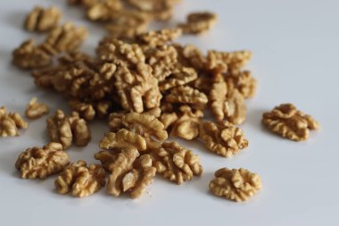 Birinci sınıf kuru ceviz yığını. Mutfak kreasyonları ve sağlıklı atıştırmalıklar için ideal. Fındık severler bu cömert hasatta sevinirler. Kırsal, organik. Beyaz arkaplanda çekilen